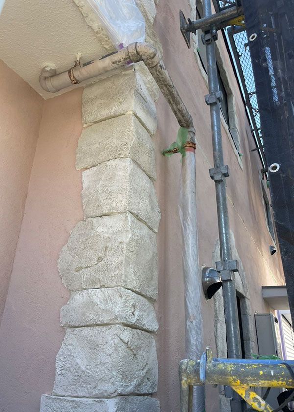 外壁部塗り付け（コーナー部はモルター施行）